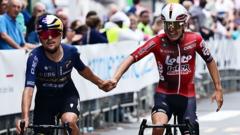 Pidcock angry after team-mates hit by police vehicle